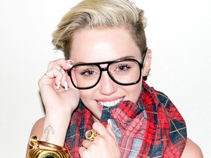 Miley Cyrus gusztustalankodik, Terry Richardson fotóz