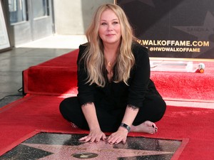 Teljesen összeomlott Christina Applegate, borzalmas veszteség érte a beteg színésznőt