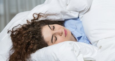 Félelmetes következménye lehet, ha az oldaladon alszol