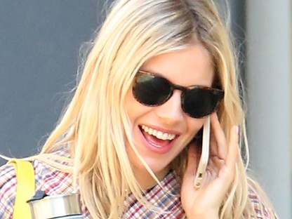 Sienna Miller bemutatja a nyár kedvenc táskáját - Szerezz be te is egy hasonlót