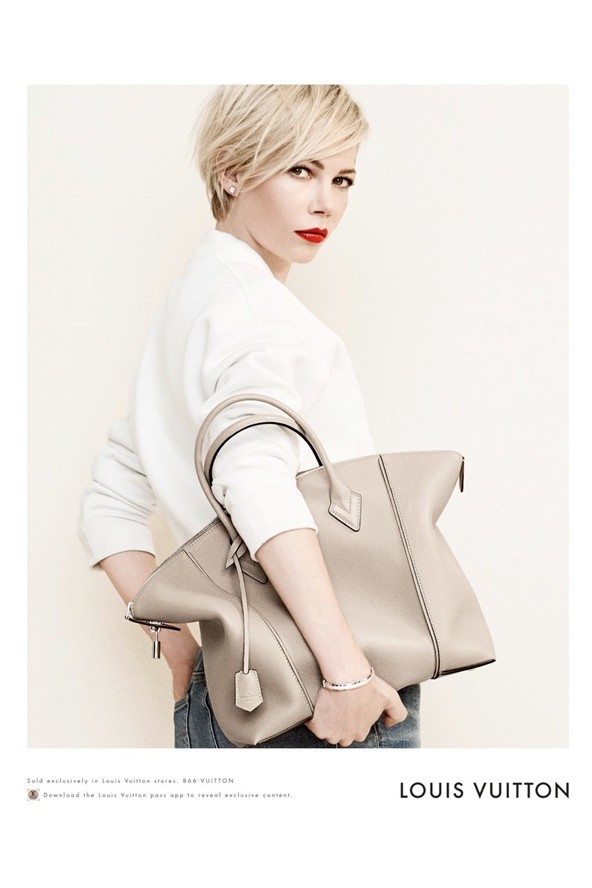 Michelle Williams bemászott egy Louis Vuitton bőröndbe