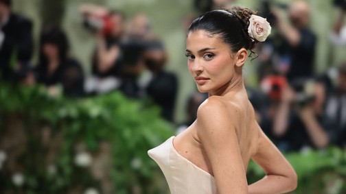 Így még sosem láthattuk: Kylie Jenner Disney-hercegnőnek öltözött, álomszép ruhában vonult végig a kifutón