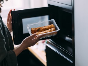 5 dolog, amit tilos a mikróba tenni, különben felrobban