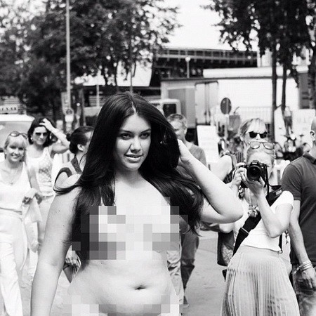 Navabi kampány meztelen plus size modellel