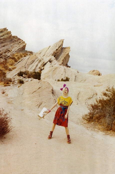 Jürgen Teller a Marc by Marc Jacobs számára újra formabontó képeket készített, a modell Hannah Holman.