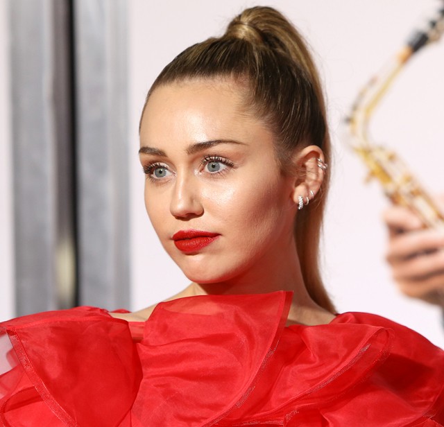 Micsoda? Miley Cyrus-t megcsalta a barátja?