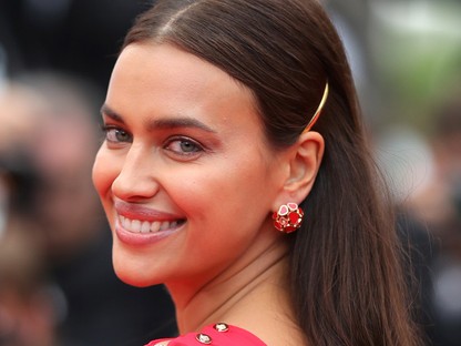Nagggyon forró! Irina Shayk ruháját csak pár apró kapocs tartja össze