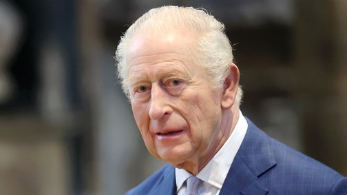 Nagy bejelentésre készül Károly király rákbetegségével kapcsolatban, a tévében is közvetítik beszédét