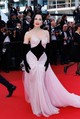 Dita von Teese Tamara Ralph estélyije egyértelműen dekoltázshangsúlyos volt.  
