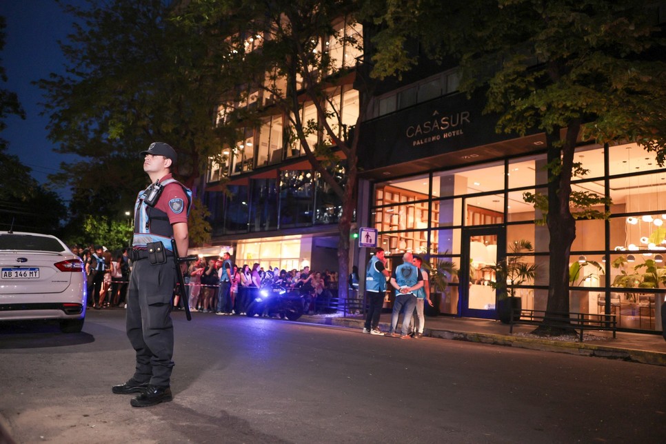 A szálloda előtt hatalmas tömeg gyűlt össze