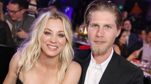 Az Agymenők szőke bombázója mindent megmutatott csipkeruhája alatt