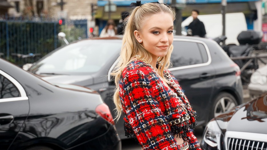 Sydney Sweeney egy laza hétköznapi szettel bedobta az év papucsát