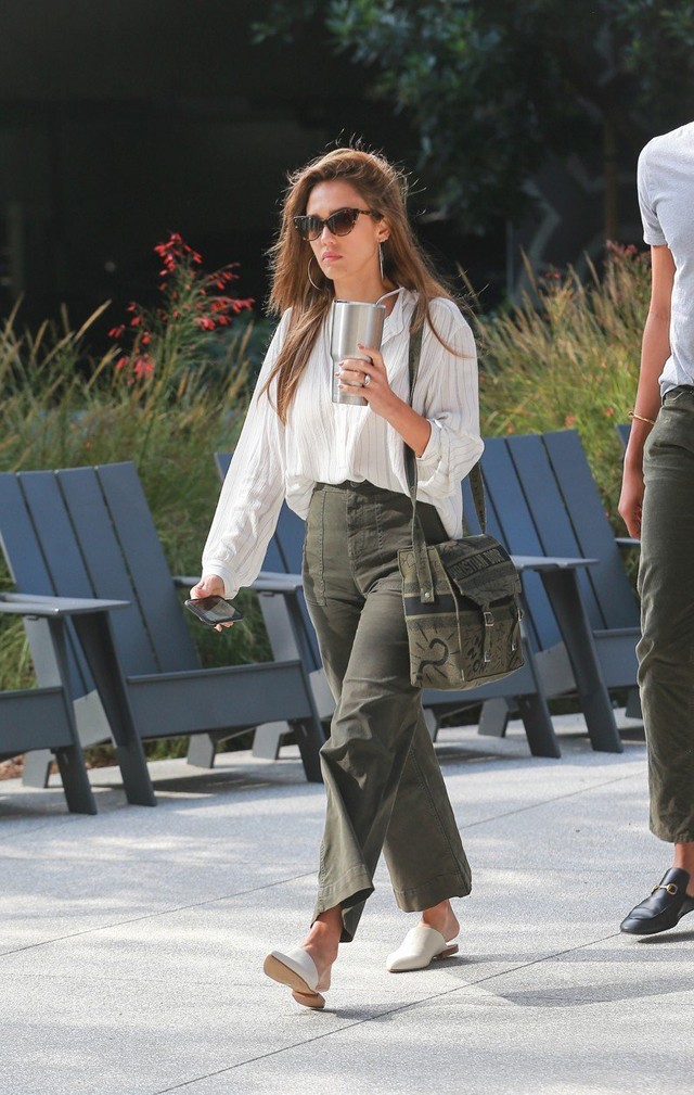 Jessica Alba annyira de annyira sikkes volt, hogy mindenki őt nézte az utcán