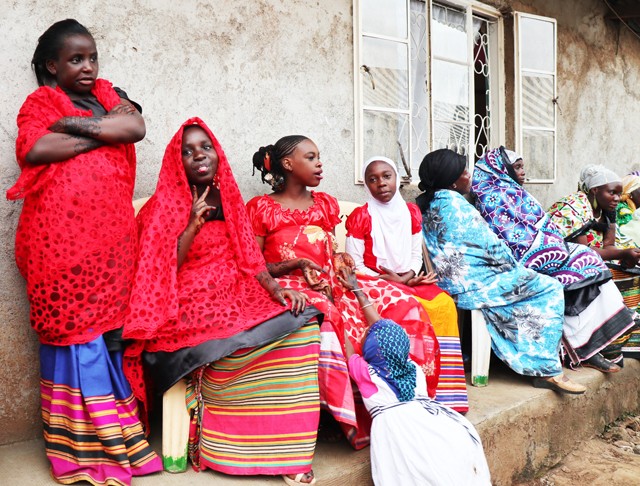 Vendégek díszes, hagyományos núbiai ruhákban.