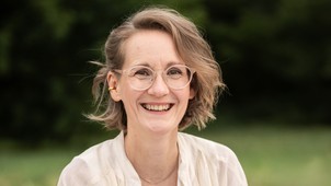 A magyar iparművész, aki japán fababák faragásával lett nemzetközi szinten híres 