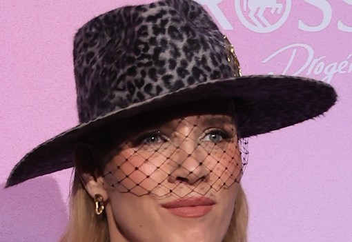 Igen, ez a nő itt tényleg Tóth Vera: az énekesnő káprázatos ruhában érkezett a GLAMOUR Women of the Year pink szőnyegére