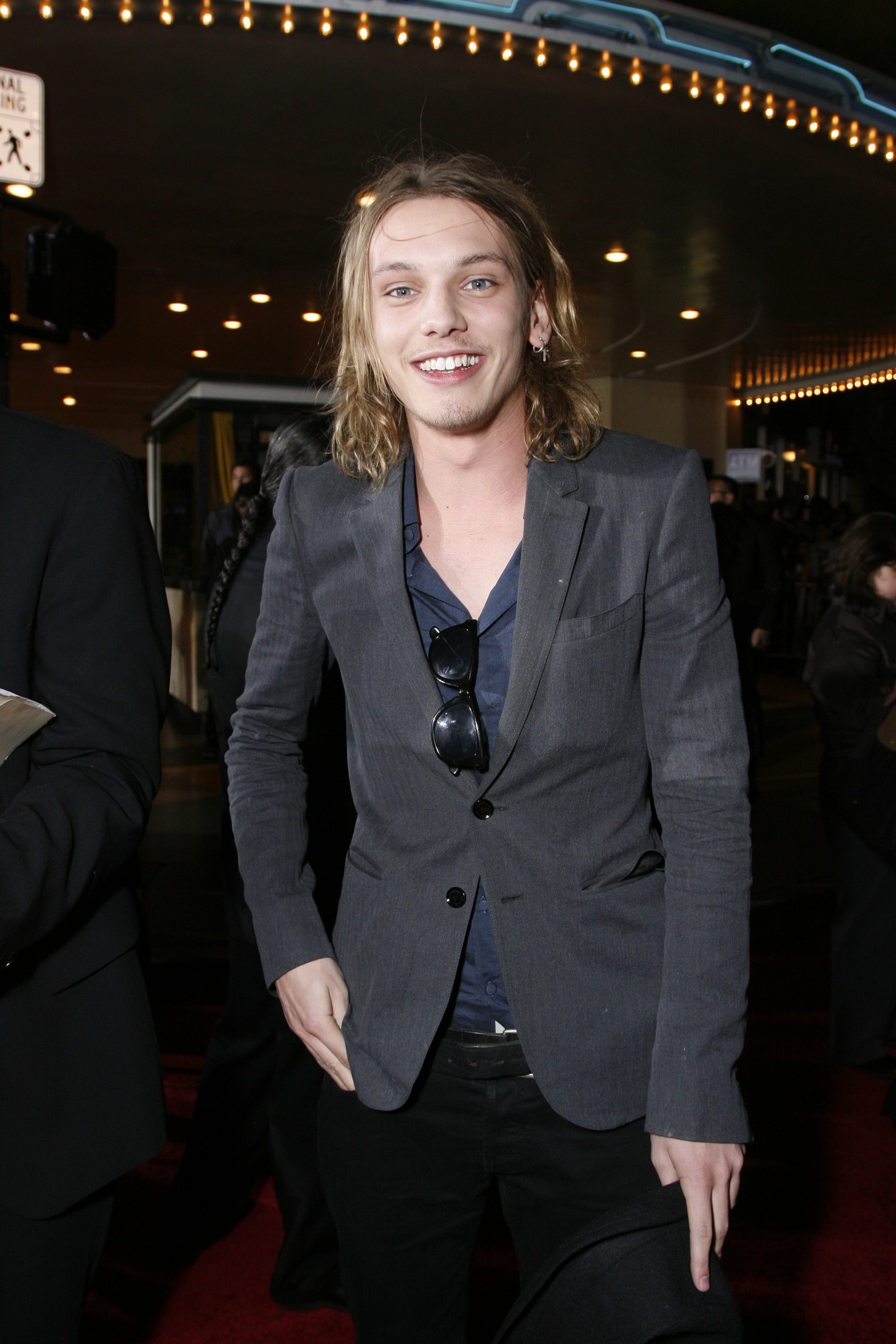 Az Alkonyat - Újhold 2009-es bemutatójára szürke öltönyben érkezett. 