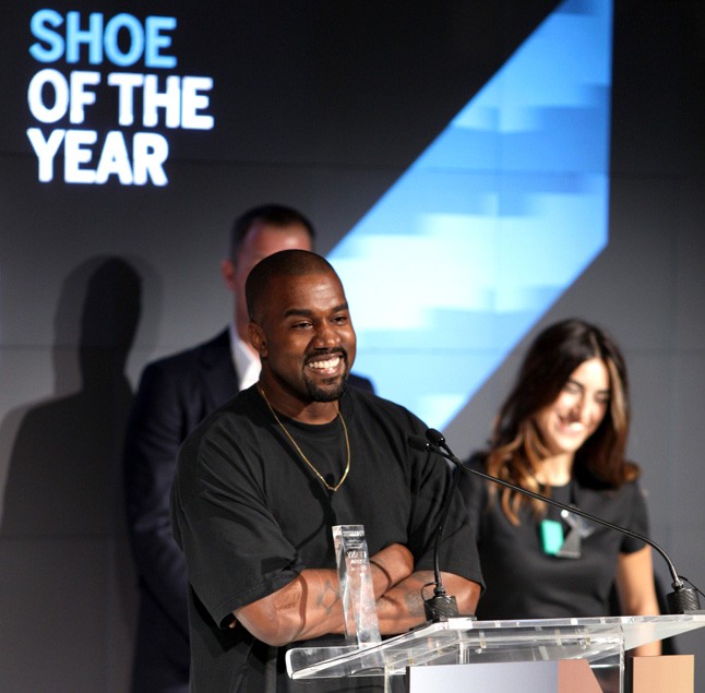 Az év susztere, Kanye West átveszi az év cipőjének járó díjat, örül neki