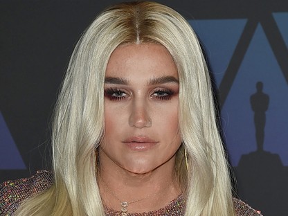 Kesha combig felsliccelt csilivili ruhájától kiég a retinánk