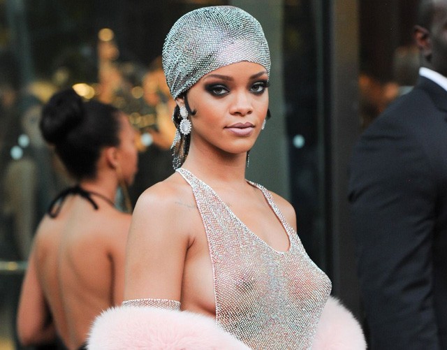 Rihanna mellbimbó-villantása