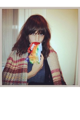 Vannak olyan napok, amikor Alexa Chung is csak egy pokrócba burkolózva szeretne lenni és közbe Én kicsi pónimat ölelni.