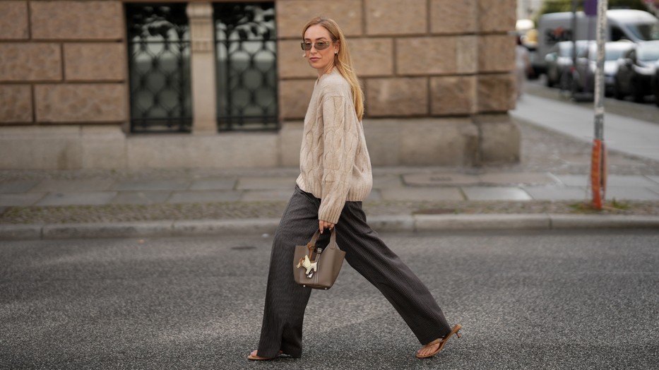 A kötött pulóverek és kardigánok a 2025-ös őszi-téli trendek legragyogóbb csillagai