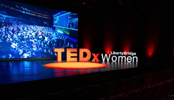 Renner Erika és Tombor Nelli egy színpadon: nehéz döntésekről és újrakezdésről szól az idei TEDxLibertyBridgeWomen