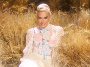 Az 56 éves Gwen Stefani álomszép meztelenruhában tündökölt, csak úgy ragyog az énekesnő