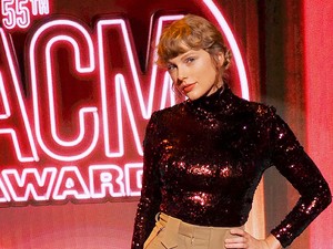 Taylor Swift saját maga sminkese, fodrásza és stylistja volt a country gálára