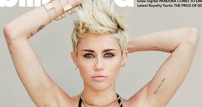 Mélyen dekoltált fürdőruhában Miley Cyrus