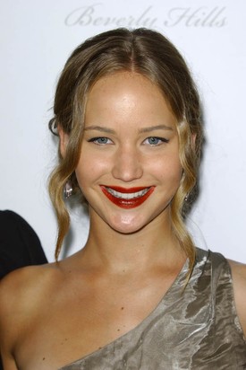 Tündéri hatás az elől kiengedve hagyott két hullámos tincs.