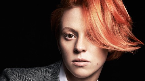 Minden csúfolt fiús és vörös lány hőse: Elly Jackson, a La Roux énekesnője