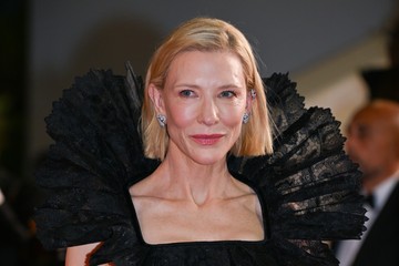 A bob frizurák idén is abszolút uralkodnak, különösen az 50 feletti nők körében. A legnépszerűbb verzió kétségkívül a Cate Blanchett által is viselt tömör bob, amelynek lényege az éles, tűpontosan egyenesre vágott hajvég. Ez a modern és letisztult fazon dúsabb hatást kölcsönöz a vékony szálú hajnak. Tipp: A tökéletesen sima, tükörfényes hatás eléréséhez beszárítás előtt mindig használj hővédő krémet, majd körkefével szárítsd egyenesre a tincseket. A hajvégeknél egyetlen mozdulattal vasald át, és ha szeretnél egy kis csavart, enyhén kunkorítsd kifelé a végeket!