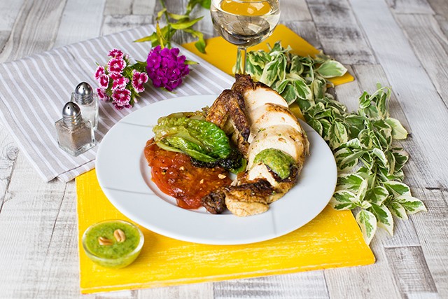 Tökéletes ízharmónia: Vasalt csirke grillezett római salátával és paradicsommal, petrezselymes pestoval