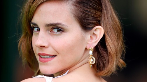 Emma Watson meztelenfelsőben perzseli fel Párizs utcáit: ismét bebizonyította, hogy született stílusikon