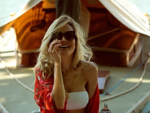 Bikinivel a forróság ellen