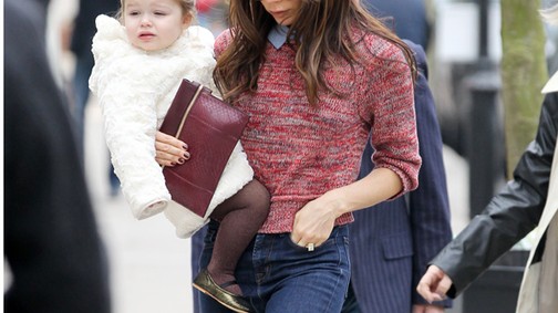 Laptáskát és gyereket szorít magához a legstílusosabb anyuka