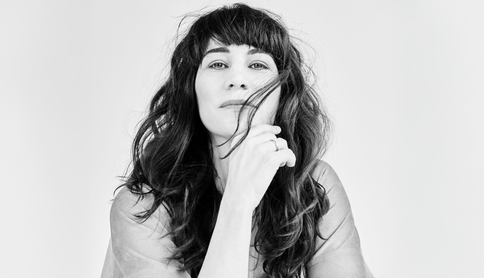 Pátkai Rozina énekesnő egy performansz segítségével fogalmazta meg társadalomkritikáját: figyelünk eléggé az anyákra?