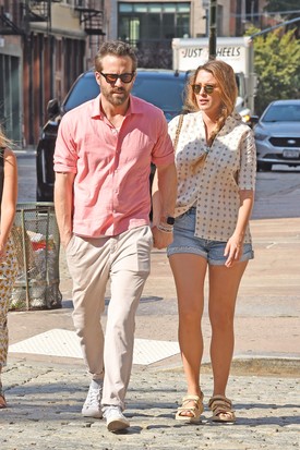 Az álompár 2023 szeptemberében, egy kellemes nyári szettben, amint kézen fogva sétálgatnak a városban. Lively a klasszikus stílust választotta egy Chanel válltáskával és szandállal, barna napszemüveggel, valamint diszkrét ékszerekkel. Haját laza copfba fonta. Reynolds pedig babarózsaszín inget és egy bézs színű nadrágot viselt, hozzá fehér tornacipőt, kiegészítőként pedig egy napszemüveget és némi ékszert választott.