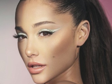 Ariana Grande egy melltartós felsőt párosított a jellegzetes hajviseletével a bátyja esküvőjén