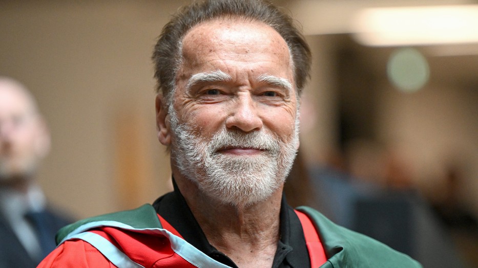Teljesen megújult frizurával bukkant fel Arnold Schwarzenegger
