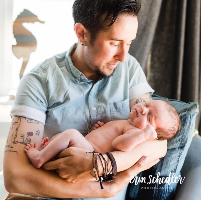 Azta! Az első alkalom, hogy egy férfi gyereket szült