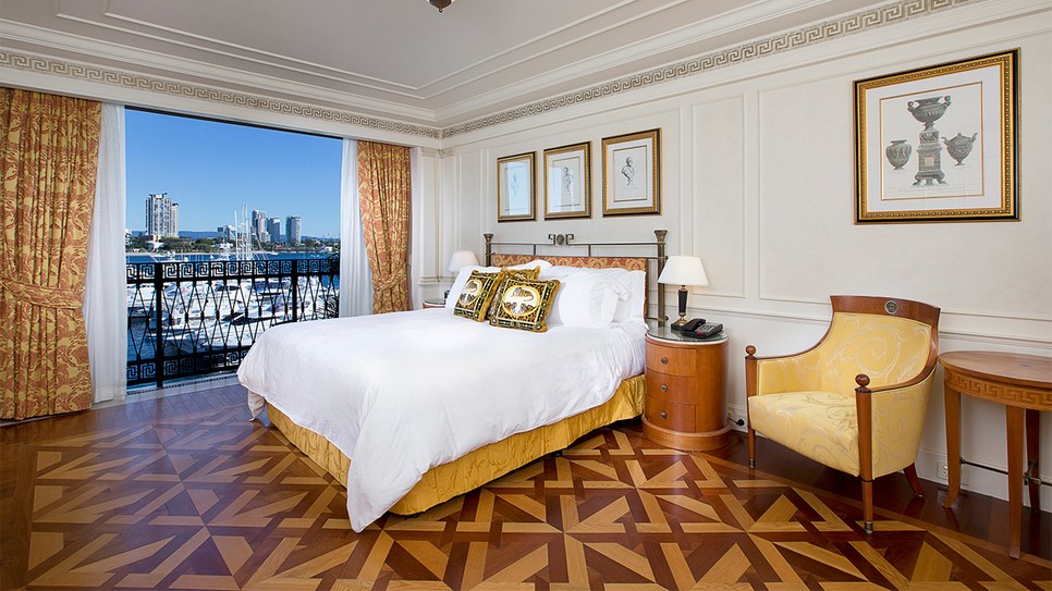 A márkához hű színvilág jellemzi a Versace Palace lakosztályainak belső kialakítását