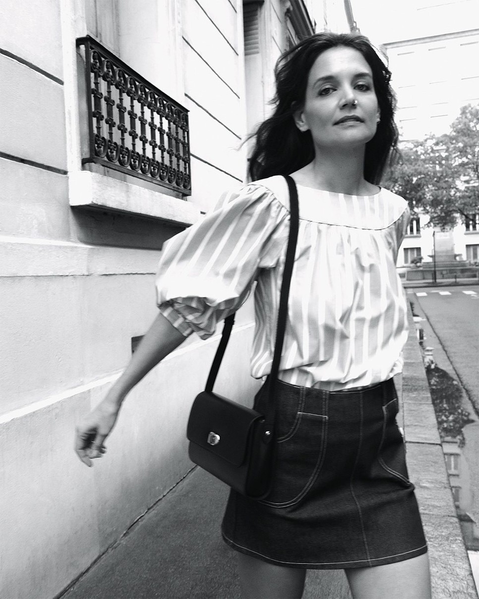 A francia sikk esszenciálisan jelen van Katie Holmes x APC darabokban