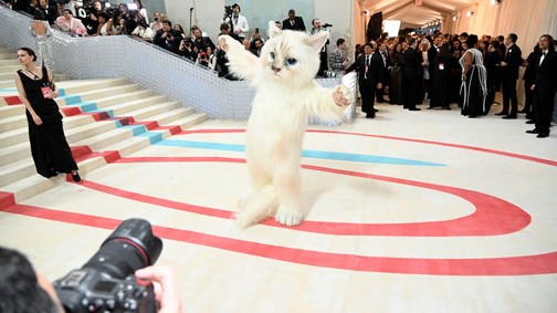 Jared Leto Karl Lagerfeld macskájaként érkezett a Met-gálára