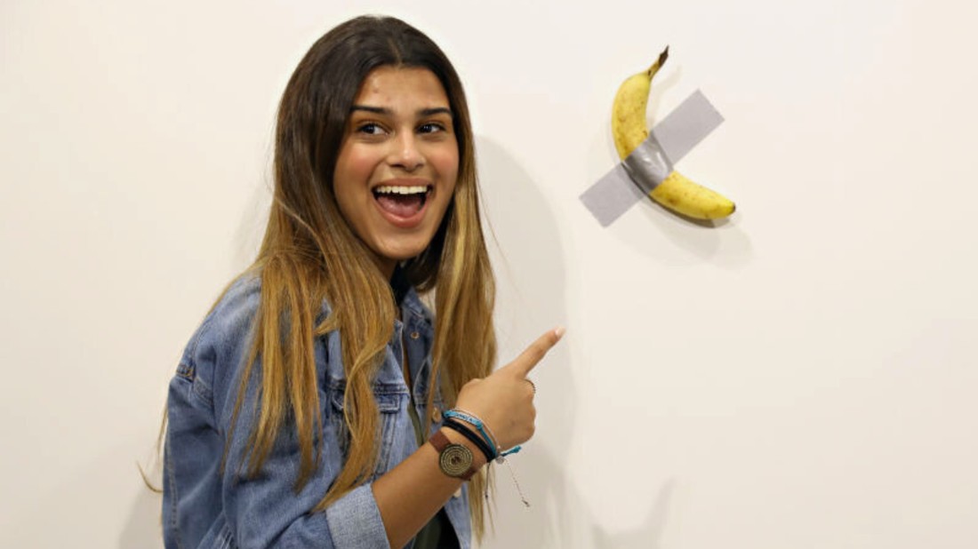 Maurizio Cattelan, a kortárs művészet különleges alakja, olyan szokatlan alkotásokat hoz létre, mint egy aranyvécé vagy egy falra ragasztott banán. A banán 6,2 millió dollárért kelt el, és az Instagramnak és a közösségi média algoritmusa segített abban, hogy ikonikus műtárggyá váljon.