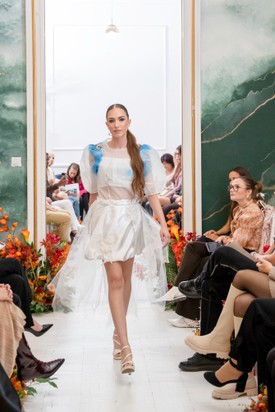 A fehér az esküvő és a ragaszkodás gondolatát hordozza, mert Rohonczi Fanni számára nemcsak a tisztaságot, hanem a vágyott, de el nem ért boldogságot is jelenti