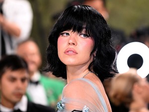 Sydney Sweeney egy szál bugyiban lépett ki az utcára, elképesztően elegánsan viselte