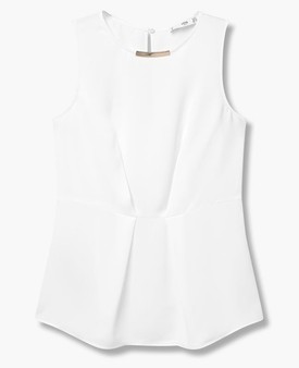 A makulátlanul fehér csinos felső angyali külsőt kölcsönöz. Törekedj arra, hogy valami trendi szabást, újító fazont találj, ami tükrözi kreatív énedet.  MANGO 7995 Ft