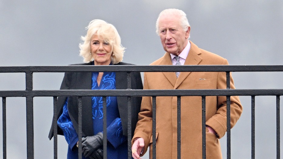 Károly király és Kamilla királyné egy történelmi jelentőségű találkozásra készültek, de sajnos egy szomorú esemény közbeszólt